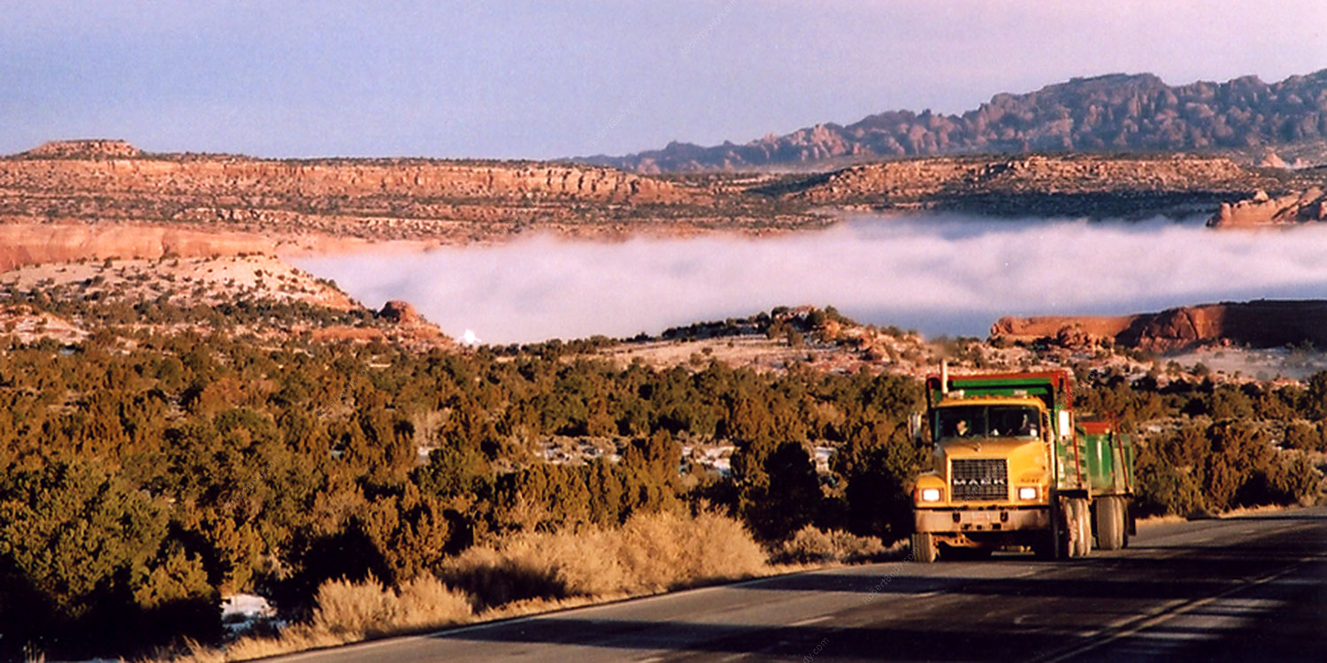 2003-12-moab-fog-road2-pano