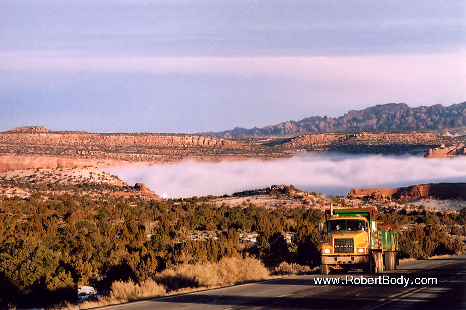 2003-12-moab-fog-road2