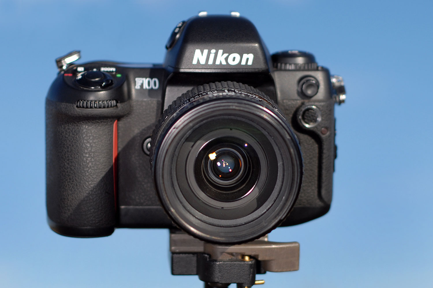 2006-10-29-nikonf100-01