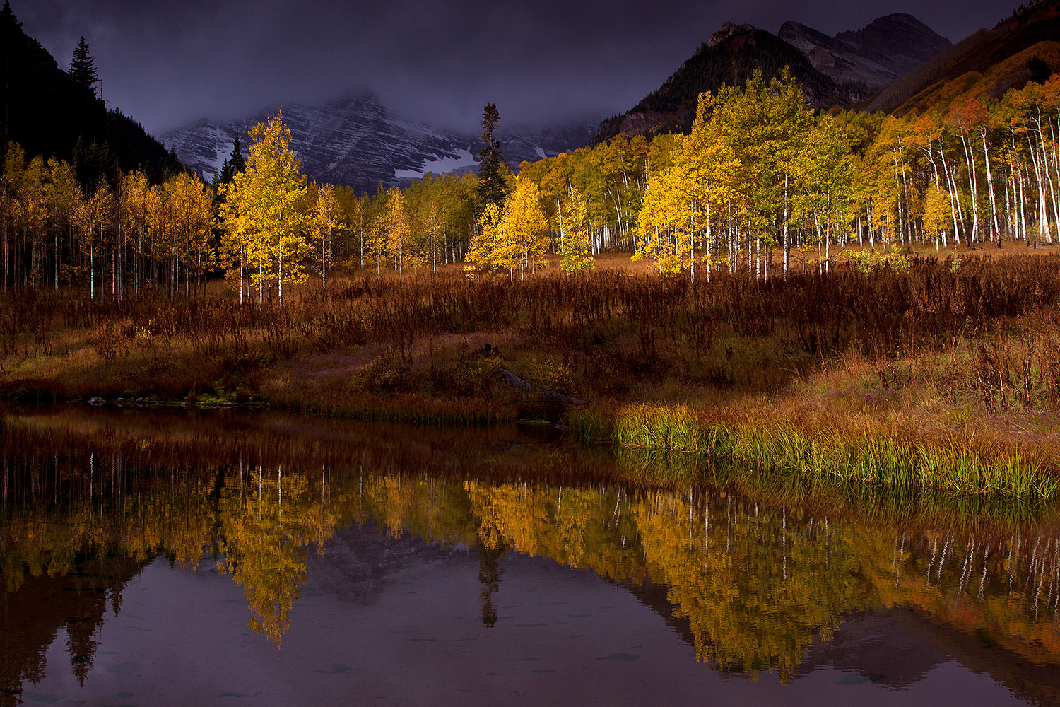 2011-10-05-maroon-pond-104781