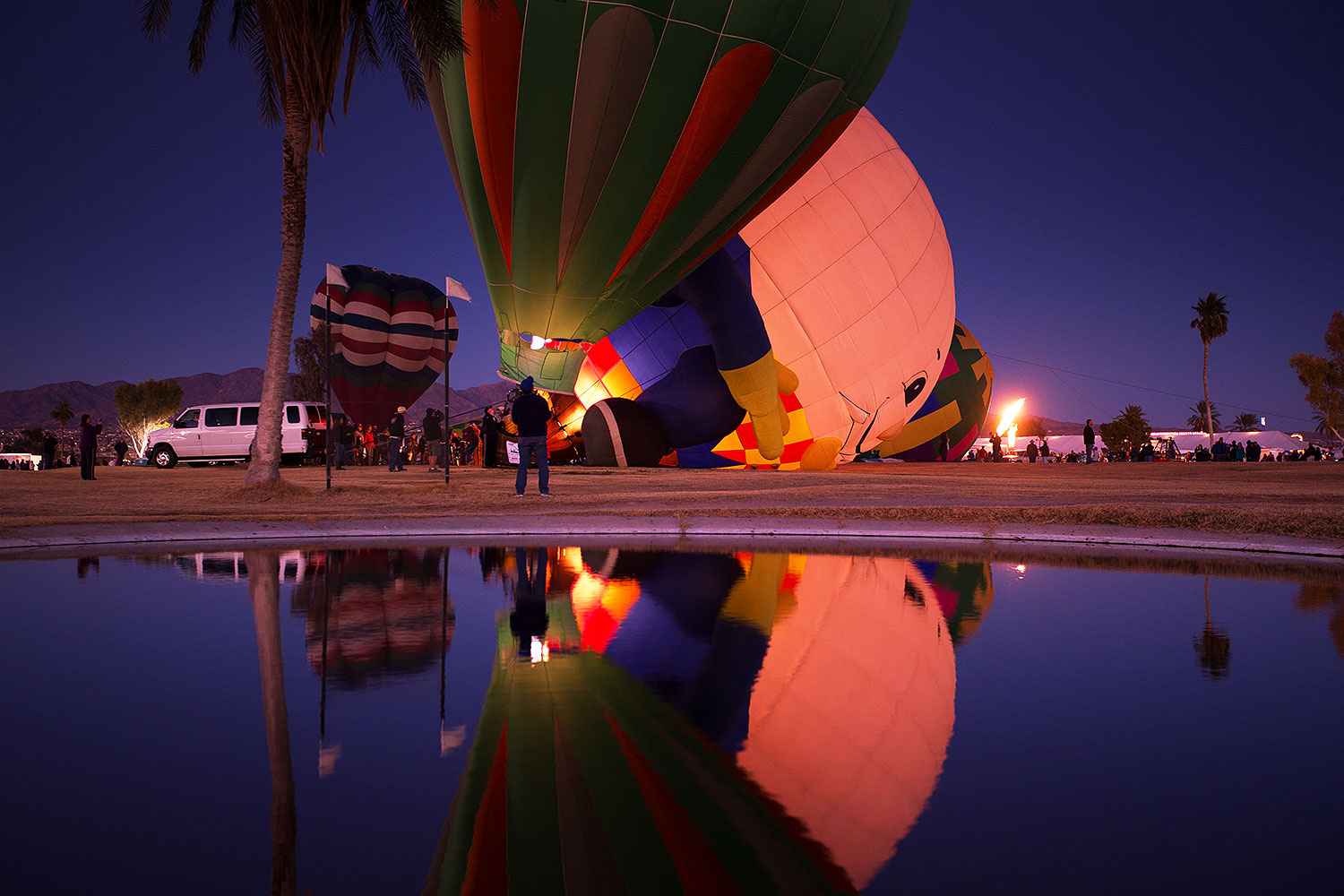 2013-01-20-havasu-balloons-glow-22103