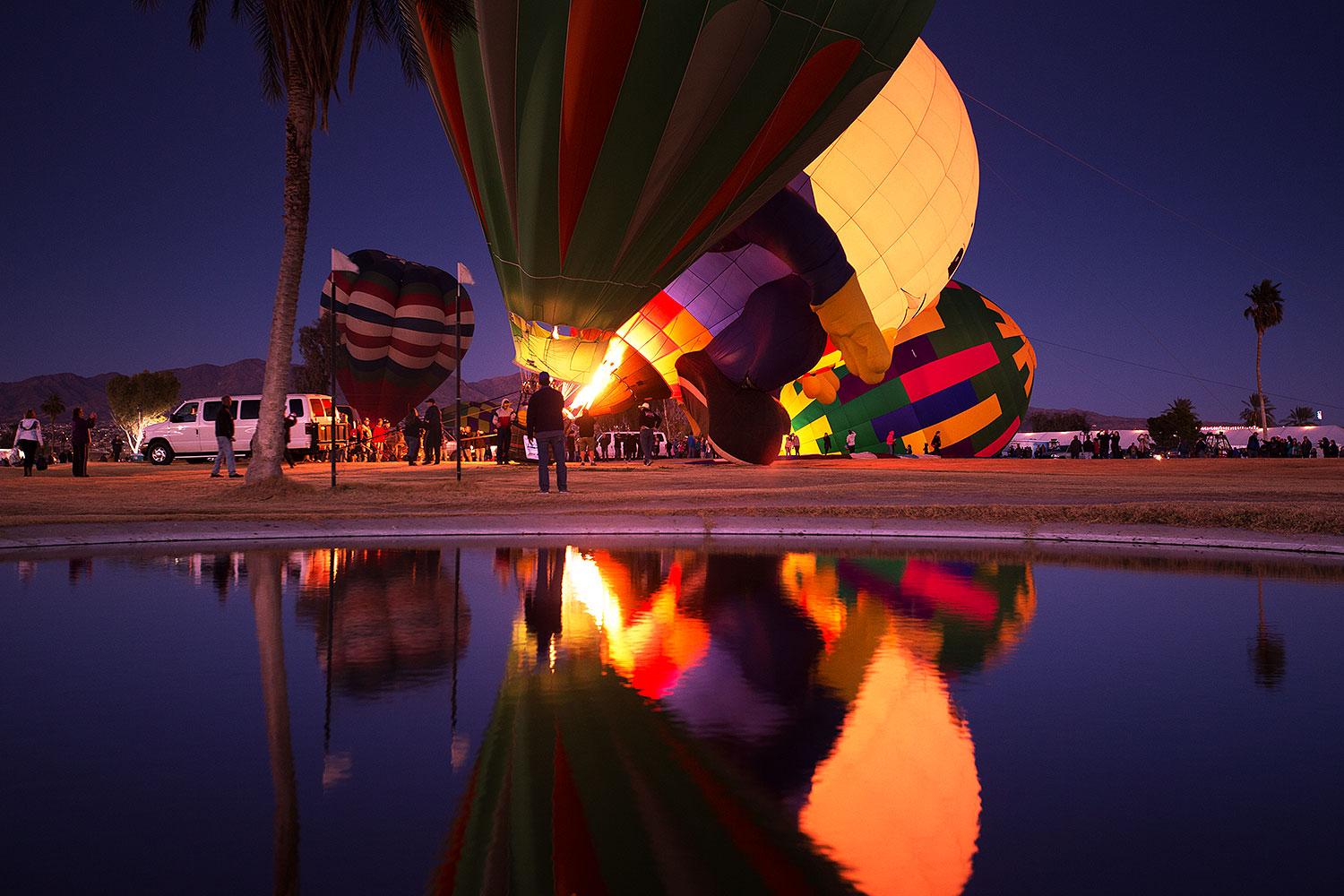2013-01-20-havasu-balloons-glow-22123